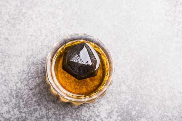 whiskey-whisky-stones-rock-cubes-frost